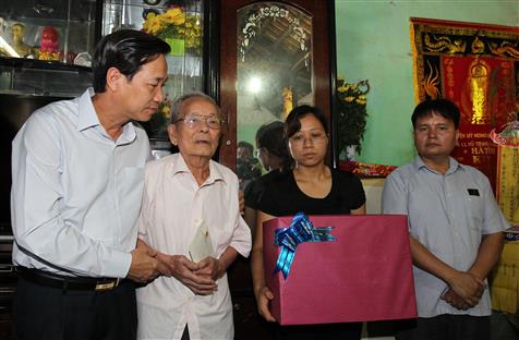 Bộ trưởng Đào Ngọc Dung thăm hỏi, động viên gia đình Đại tá, phi công Trần Quang Khải