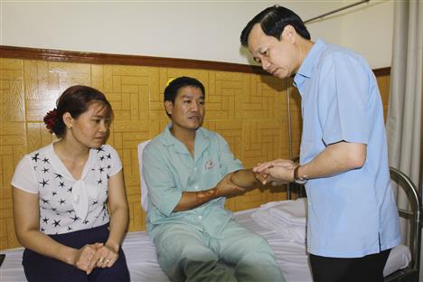 Bộ trưởng Đào Ngọc Dung thăm phi công Nguyễn Hữu Cường