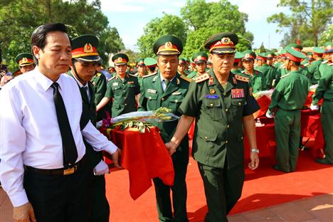 Bộ trưởng Đào Ngọc Dung dự Lễ an táng hài cốt liệt sỹ quân tình nguyện Việt Nam hy sinh từ Lào về nước