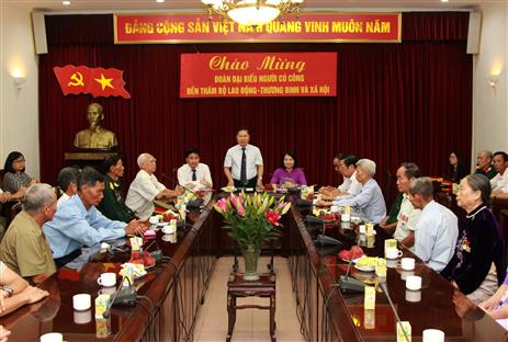 Thứ trưởng Lê Tấn Dũng tiếp Đoàn đại biểu Người có công tỉnh Nam Định